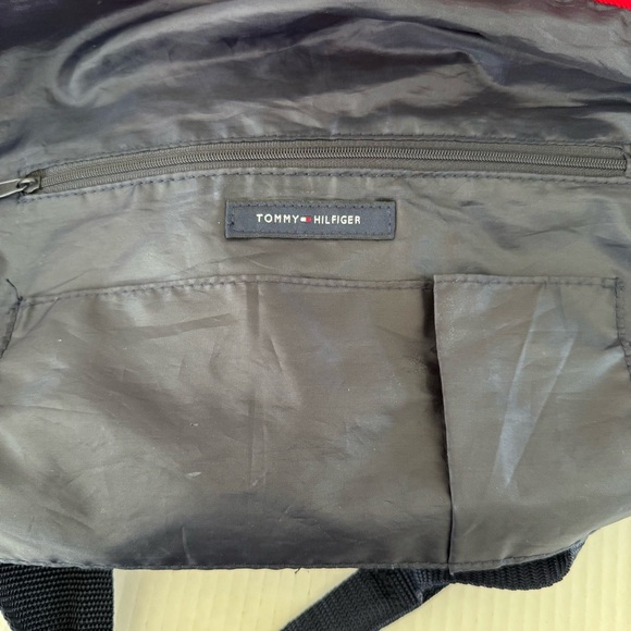 Tommy Hilfiger preppy Red and Navy Duffel Bag Sporty Design - Picture 6 of 7